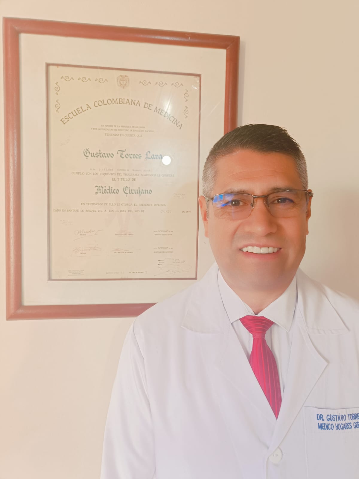 Dr. Gustavo Torres Lara, médico cirujano
